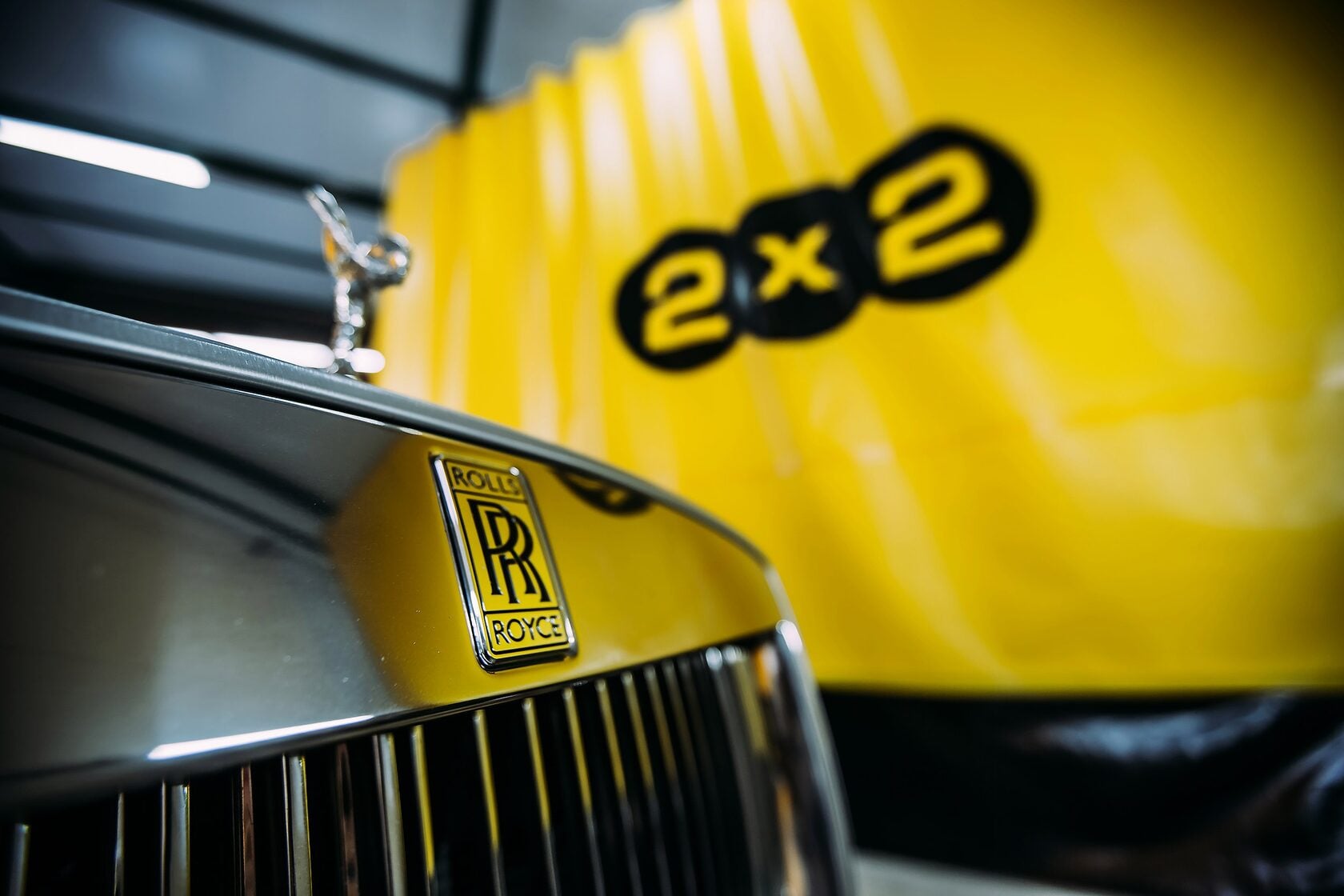 Автомобиль Rolls-Royce в боксе сети автомоек Мойка 2х2